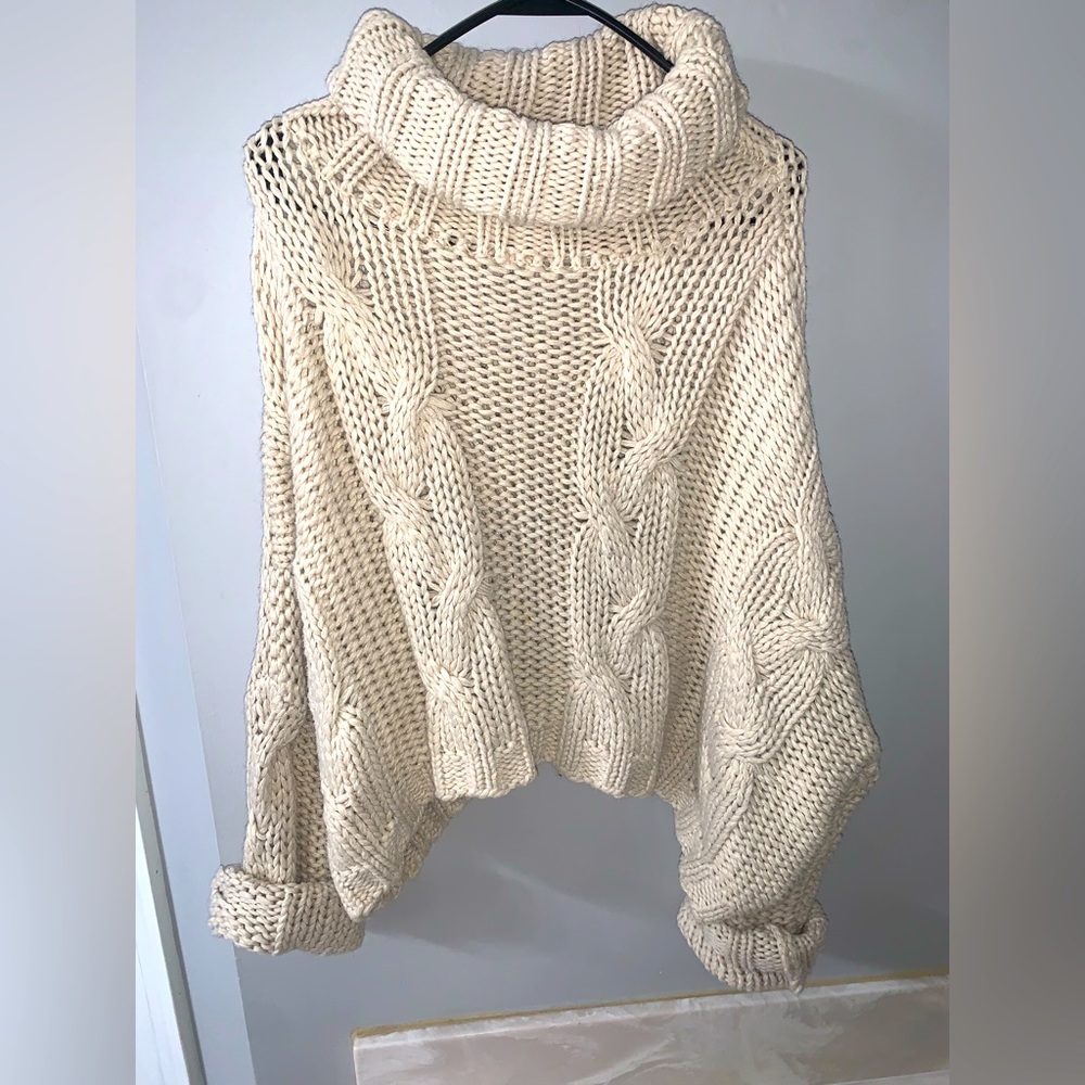 chunky cream sweater Size S HYFVE